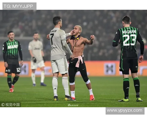 球迷疯狂冲入赛场抢夺C罗球衣引发热议与争议